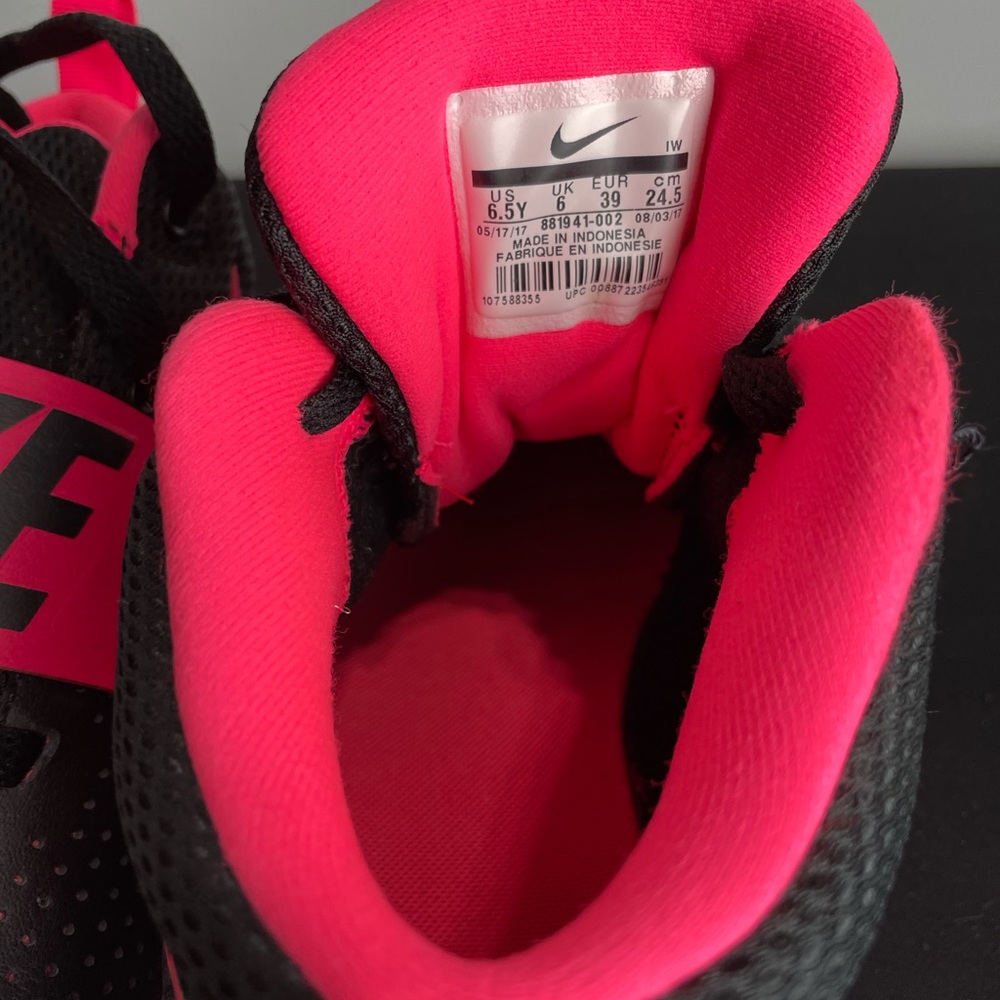 (110)- NWOB-💖Nike Black and Pink kids 6.5Y 🚨 - Picture 2 of 2